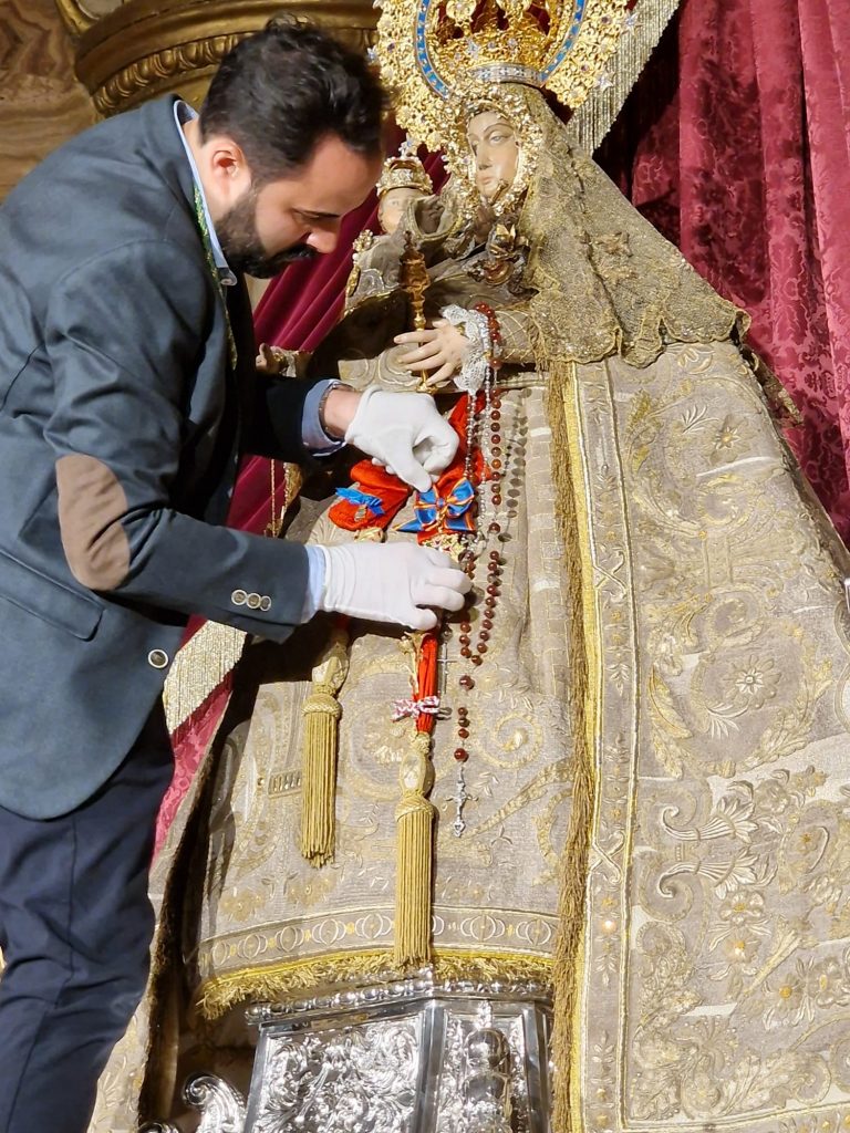 Almería bajo el manto de la tradición: Crónica de la imposición del Lazo de Dama Gran Cruz a la Virgen del Mar