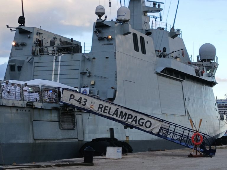 El BAM Relámpago acoge en Porto Pi un solemne acto de arriado de bandera presidido por autoridades civiles y militares