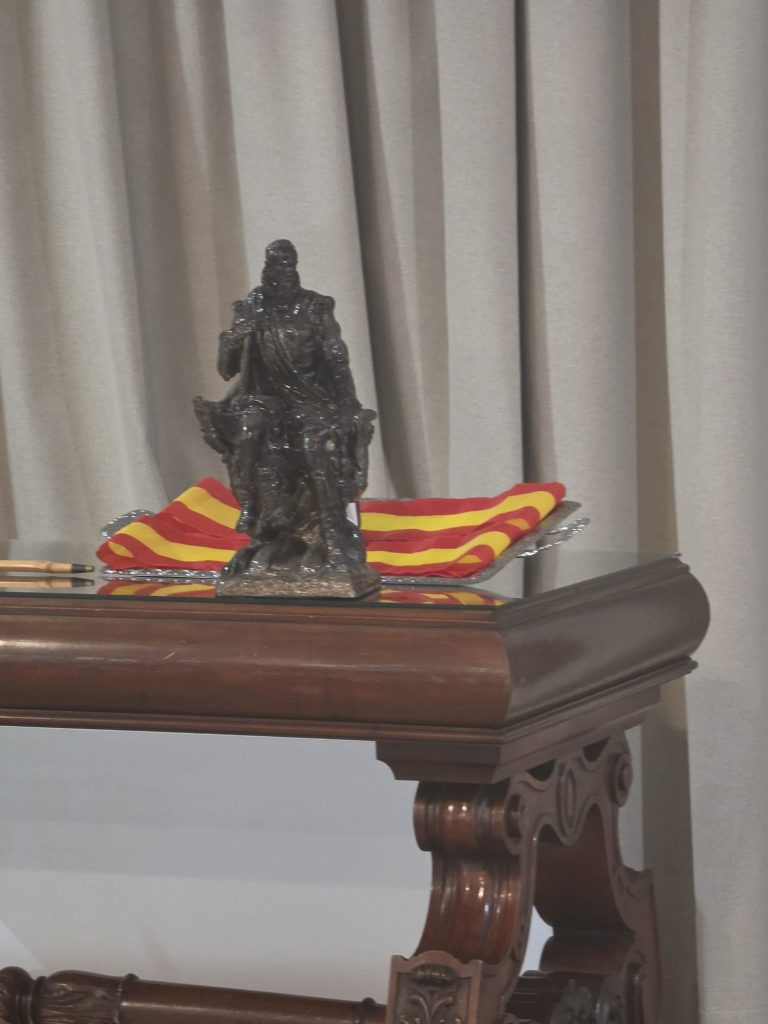 La Hermandad Nacional Monárquica de España entrega una obra del escultor Eustaquio Arcos al Capitán de Navío Ángel Gamboa Herráiz con motivo del patrón de la Infantería de Marina