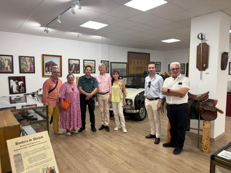 La Hermandad Nacional Monárquica de España visita la Academia de la Guardia Civil de Baeza y su Sala Histórica