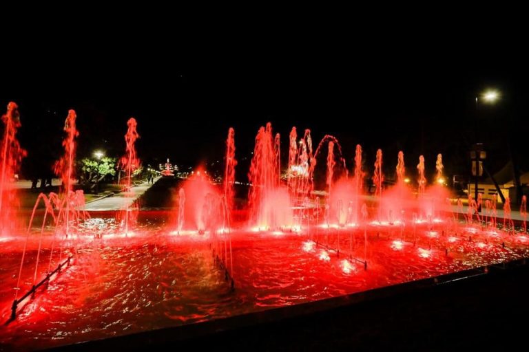 España se tiñe de rojo carmesí para felicitar a nuestro Rey