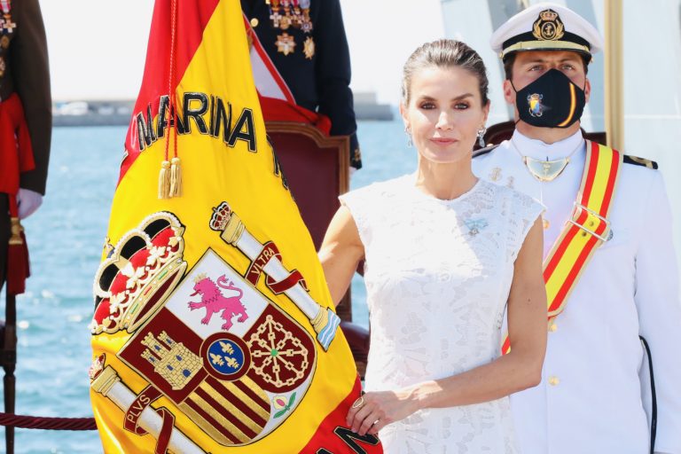 Su Majestad la Reina amadrinó el acto de entrega de la Enseña Nacional de la Fuerza de Guerra Naval Especial￼