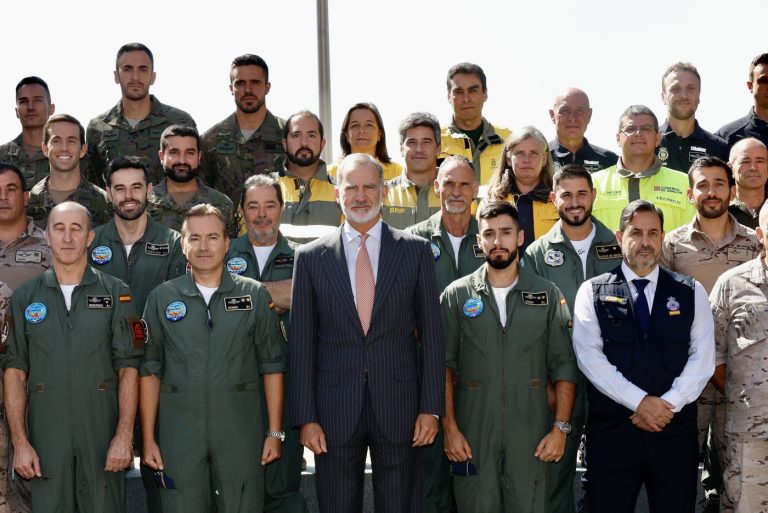 Su Majestad el Rey ha recibido en audiencia a una representación del personal involucrado en el dispositivo aéreo que participó en la extinción de los incendios forestales del pasado mes de agosto